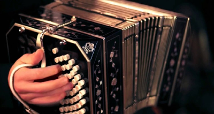 Columna musica. FOTO. Bandoneon PPGA